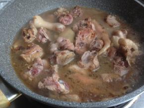 加入热水，盖上锅盖焖煮