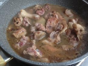 加入热水，盖上锅盖焖煮