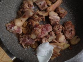 加3克盐和糖，翻炒几下