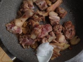 加3克盐和糖，翻炒几下