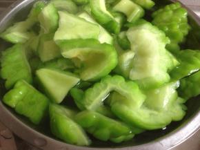 在焖煮的时候，另一边将苦瓜焯水3分钟后捞起，再放进清水中，拧干水份备用