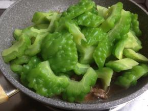 倒入苦瓜，加入1克盐，翻炒几下，继续加盖焖煮12分钟左右，如果没有什么水的话，就要添加适量的热水