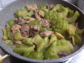 生粉兑水勾芡，再淋上一圈包尾油15克