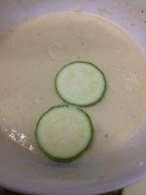 把切好的西葫芦放入面糊中，都均匀的裹上面糊