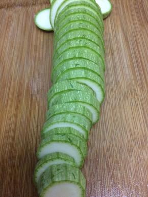 西葫芦去掉两头，切成适量的片