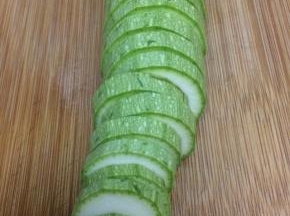 西葫芦去掉两头，切成适量的片