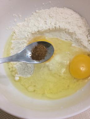 面粉中打入鸡蛋，在加入少许的五香粉