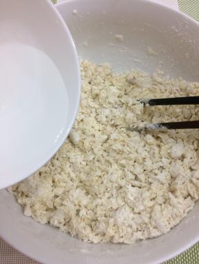 加入适量的水，搅拌均匀