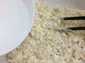 加入适量的水，搅拌均匀
