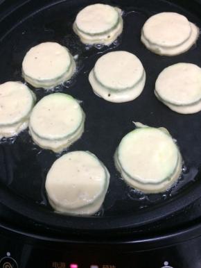 锅中加入适量的油烧热后，放入沾有面糊的西葫芦