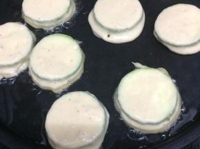 锅中加入适量的油烧热后，放入沾有面糊的西葫芦