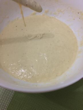 搅拌比较粘稠的面糊，没有干粉为止