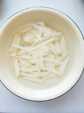 土豆切条状放水里清洗几遍，控干水份