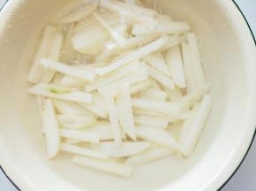 土豆切条状放水里清洗几遍，控干水份