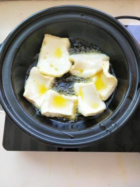 放入千页豆腐油煎微黄，千页豆腐热时会膨胀冷了就会还原，很神奇，炸好捞出，油继续留着