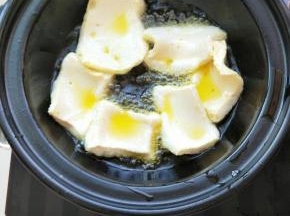 放入千页豆腐油煎微黄，千页豆腐热时会膨胀冷了就会还原，很神奇，炸好捞出，油继续留着