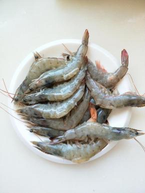 青虾洗干净去除黑线