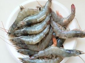 青虾洗干净去除黑线