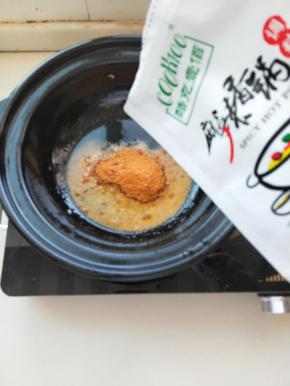 倒入麻辣香锅料翻炒