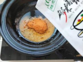 倒入麻辣香锅料翻炒