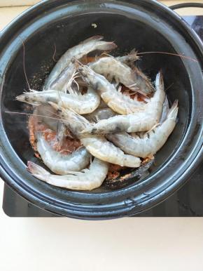 放入青虾翻炒，放入少许料酒