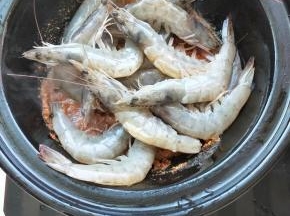 放入青虾翻炒，放入少许料酒