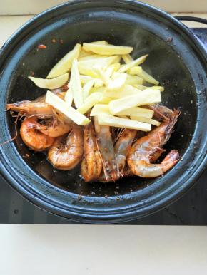 炒至颜色变红加入土豆条