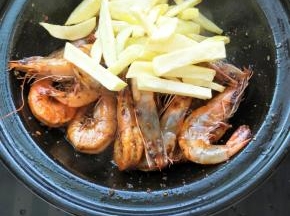 炒至颜色变红加入土豆条