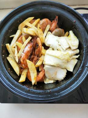 放入炸好的千页豆腐翻炒