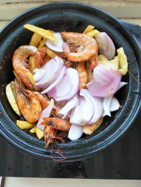 再放入洋葱，炒至洋葱变软，尝味即可离火