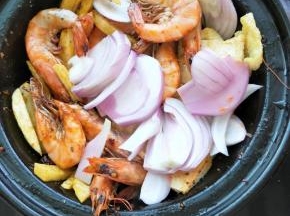 再放入洋葱，炒至洋葱变软，尝味即可离火