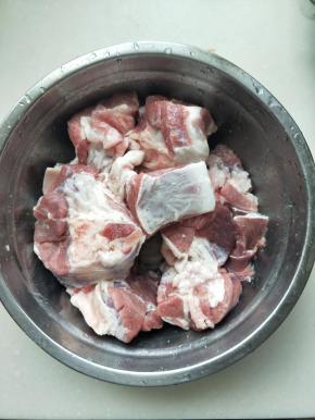 羊肉用清水洗干净冷水泡半个小时，