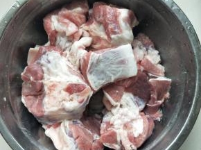 羊肉用清水洗干净冷水泡半个小时，