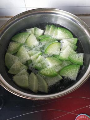 青萝卜切块用开水焯一下，取掉萝卜味，