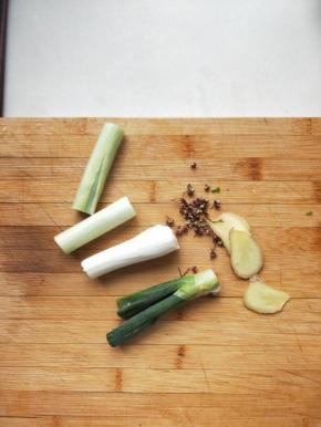 葱切段，姜切片，花椒备用。