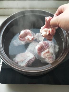 启动电陶炉放上蒸锅，冷水下羊肉
