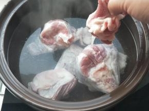 启动电陶炉放上蒸锅，冷水下羊肉