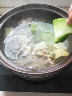 砂锅水滚开下入冬萝卜，盖上盖子中火熬煮两个小时。