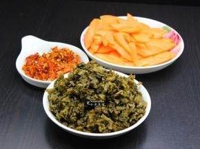 酸菜洗净切好，胡萝卜去皮洗净切片，干辣椒一半剁碎，一半留个；