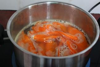 清水煮沸，放入鱼骨、胡萝卜、八角、生姜、大蒜、胡椒粉、鸡粉、辣椒（一半）煮；