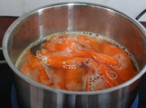 清水煮沸，放入鱼骨、胡萝卜、八角、生姜、大蒜、胡椒粉、鸡粉、辣椒（一半）煮；