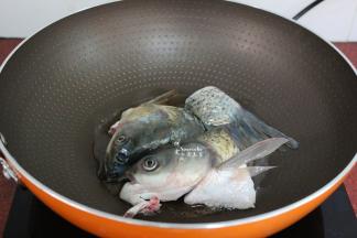 热锅，倒油，把鱼头、鱼尾放入锅中，加生姜大蒜煎至金黄，起锅；