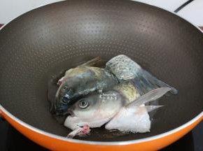 热锅，倒油，把鱼头、鱼尾放入锅中，加生姜大蒜煎至金黄，起锅；