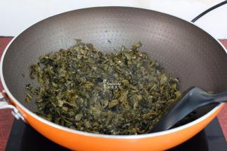 热锅，无油爆炒酸菜，去酸水，起锅；