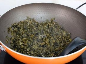 热锅，无油爆炒酸菜，去酸水，起锅；