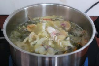 改为大火，放入鸡蛋腌制好的鱼片，要一片一片加入，不能黏，大火1分钟，关火放盐；