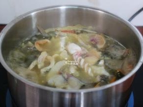 改为大火，放入鸡蛋腌制好的鱼片，要一片一片加入，不能黏，大火1分钟，关火放盐；