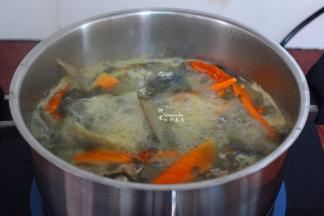 把鱼头、鱼尾、酸菜、加入锅中，中小火熬煮6分钟；