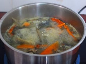 把鱼头、鱼尾、酸菜、加入锅中，中小火熬煮6分钟；