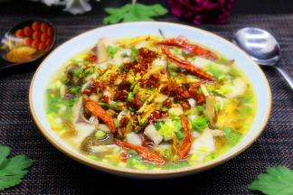 把爆香的油淋在酸菜鱼大盆中即可享用。